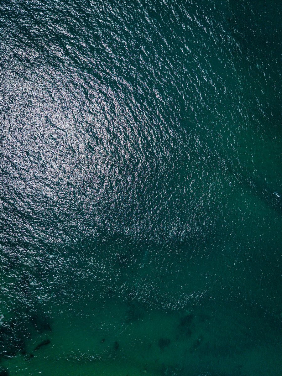 Superficie del océano vista desde el aire, verde azulada