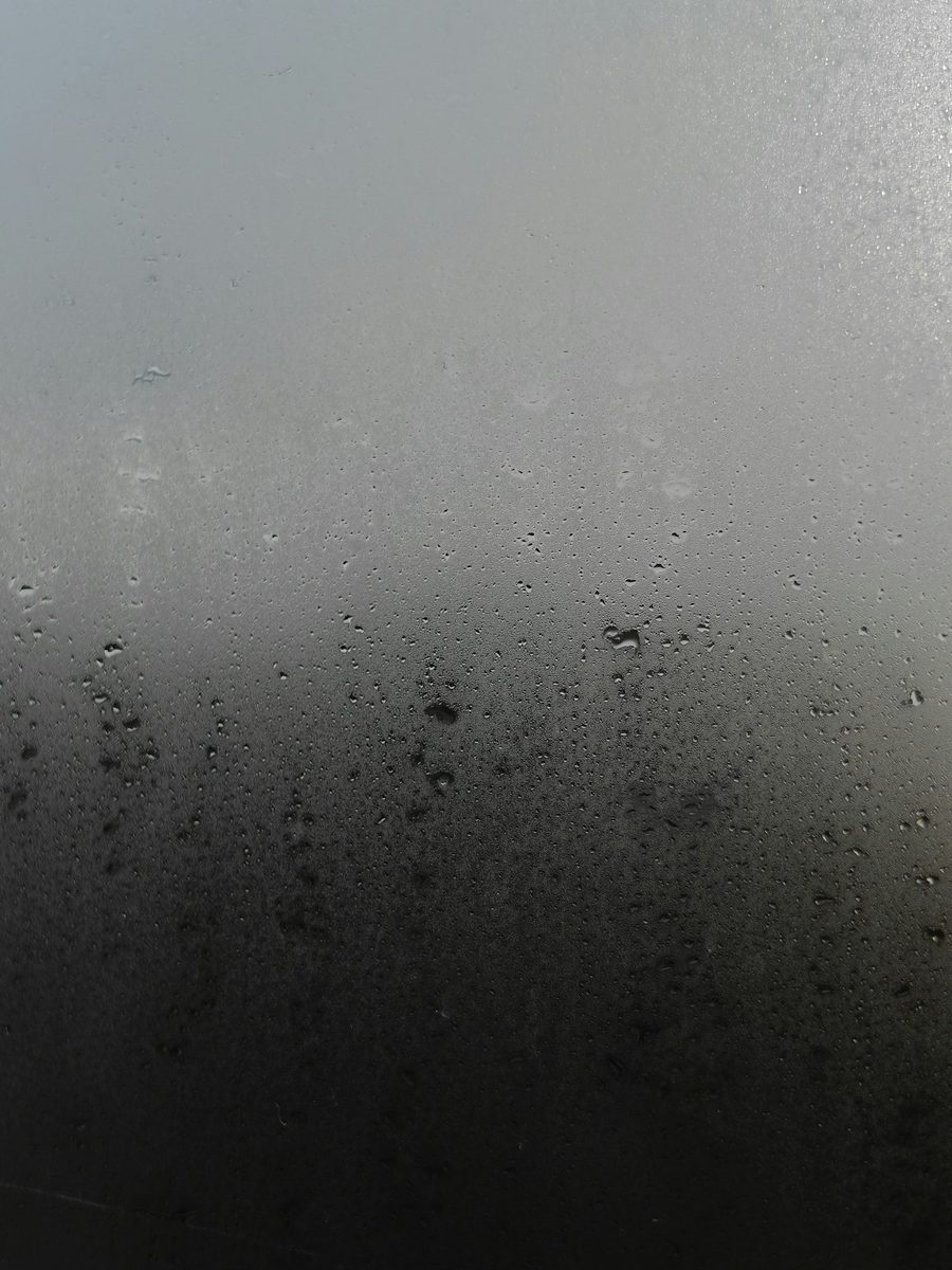 Condensación sobre un cristal oscuro